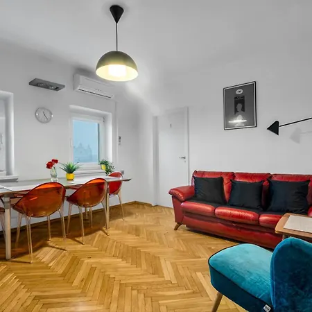 Plac Zbawiciela Spacious